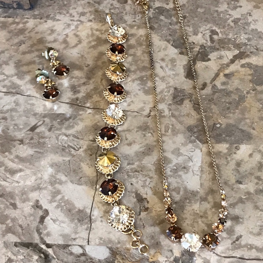 Sorrelli “Gold Leaf” Necklace, Bracelet, and earrings set.